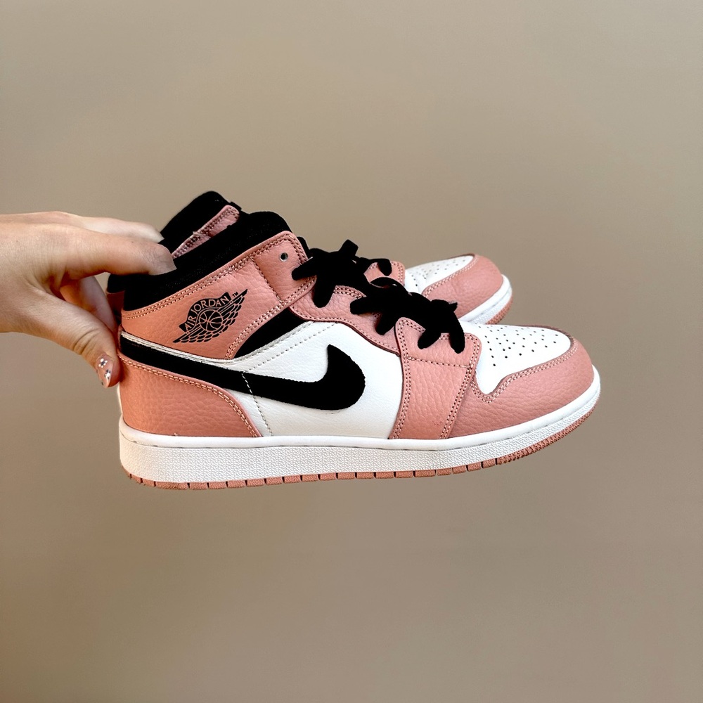 Pink Dunks, Size 6Y, or 7/7.5 womens!